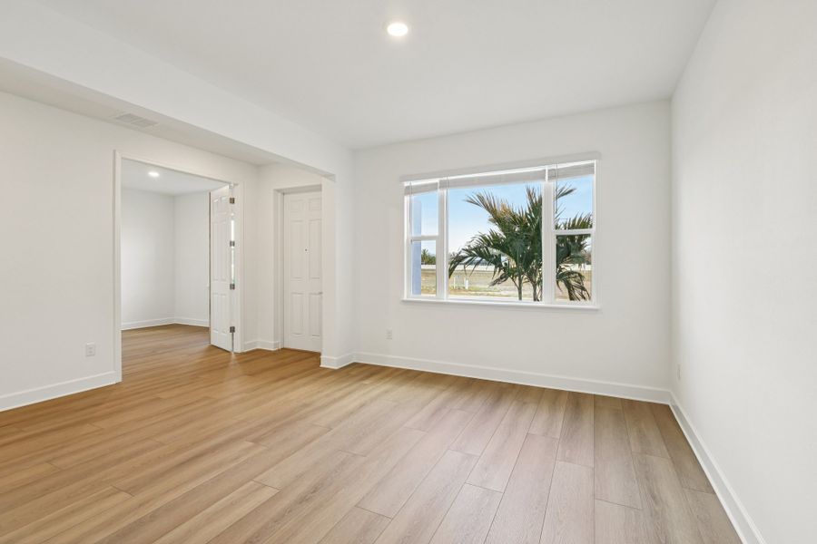 Spacious, unfurnished interior of a new home in Country Club Estates, Palm Bay (Image 8).