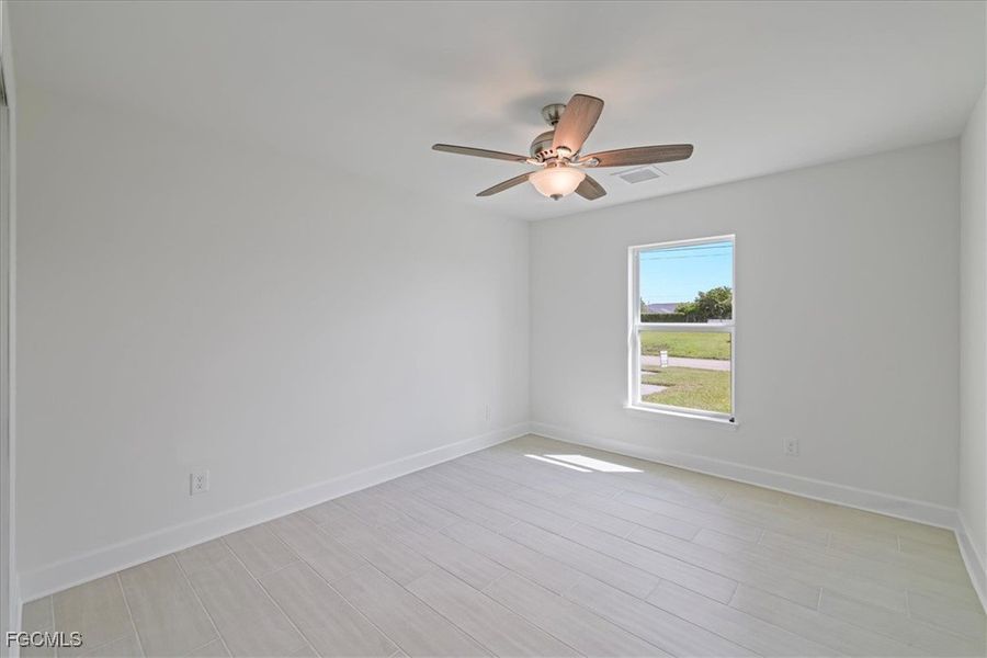 Spacious, unfurnished interior of a new home in Cape Coral, Cape Coral (Image 31).