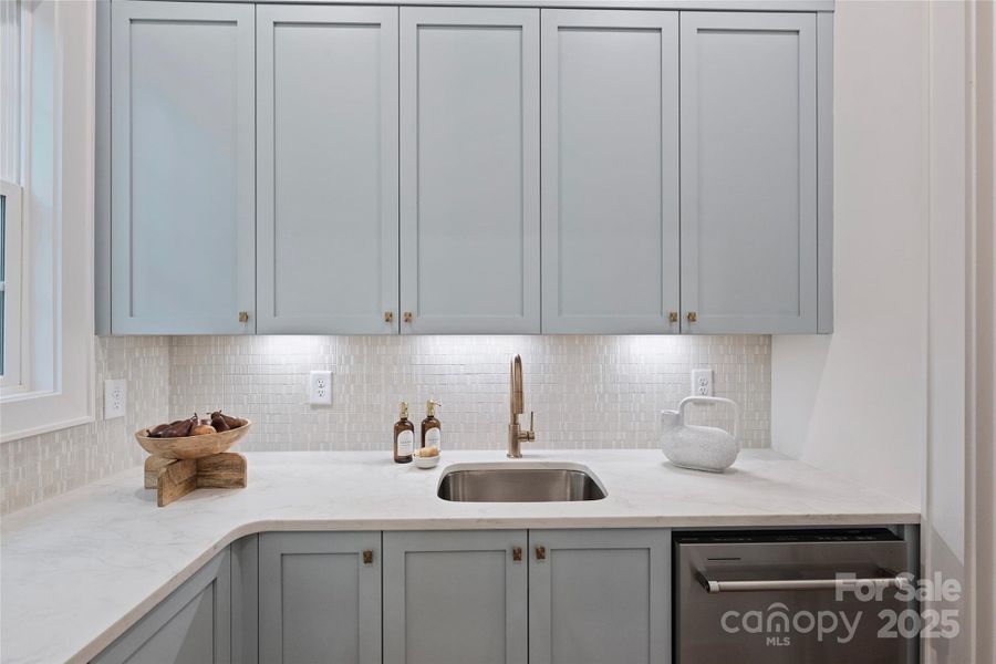 Scullery w Dishwasher Scullery w Dishwasher