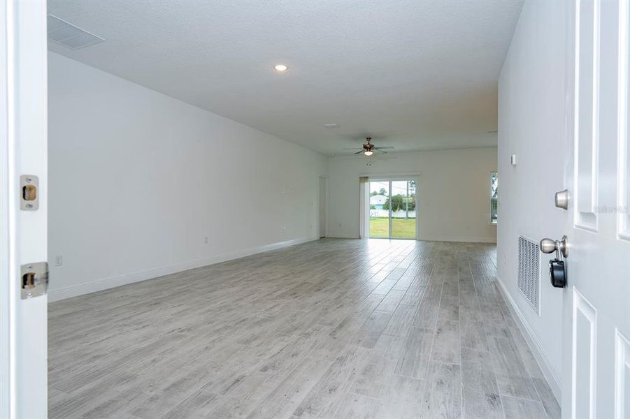Spacious, unfurnished interior of a new home in , Ocala (Image 26).