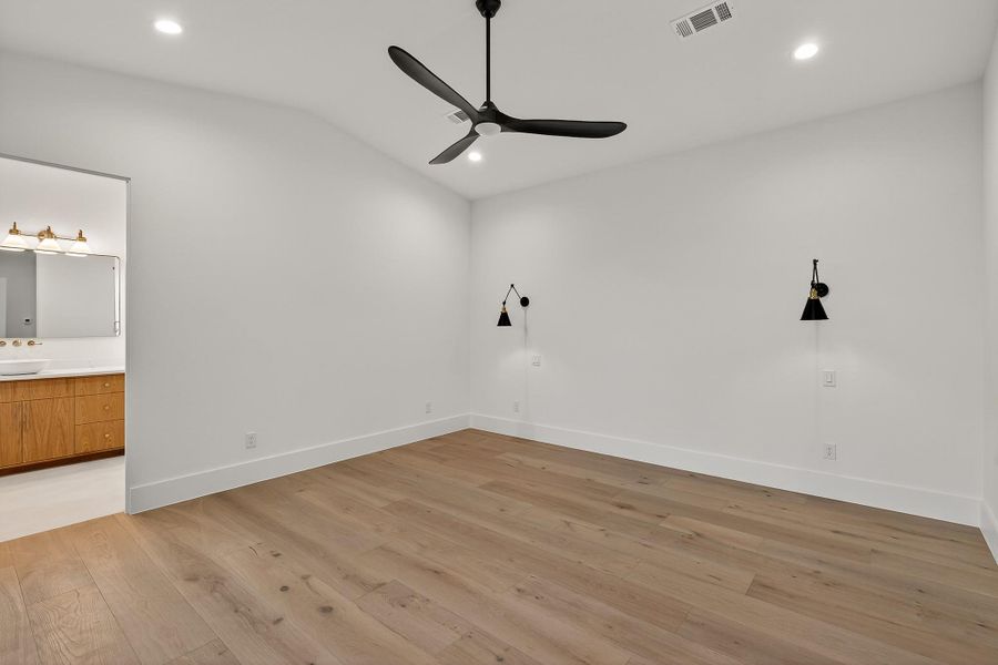 Spacious, unfurnished interior of a new home in , Horseshoe Bay (Image 33).