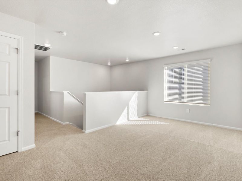 Spacious, unfurnished interior of a new home in Lake Bluff, Greeley (Image 11).