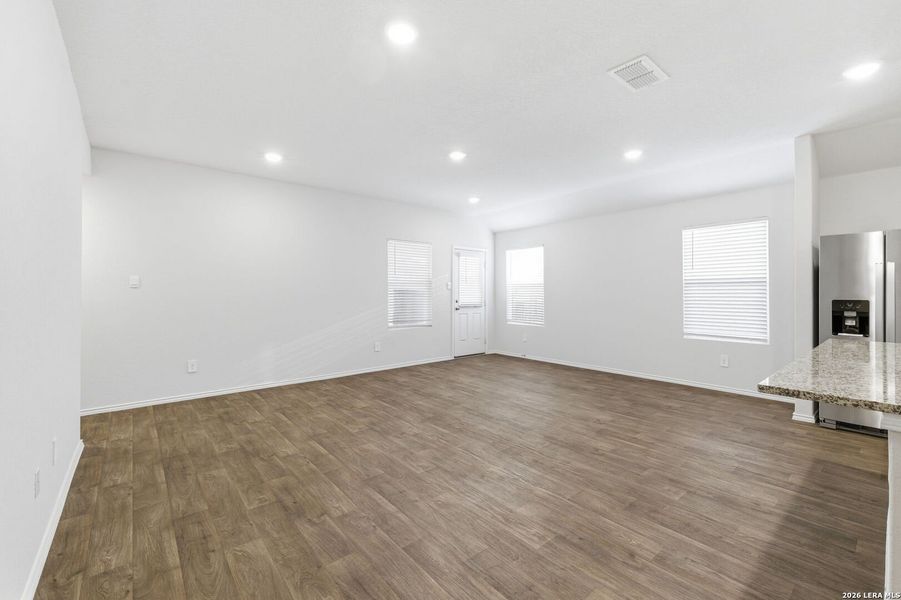 Spacious, unfurnished interior of a new home in Arroyo Ranch, Seguin (Image 16).