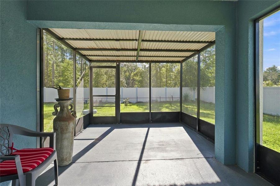 Exterior details and patio area of a home in Huntington Ridge, Ocala (Image 4).