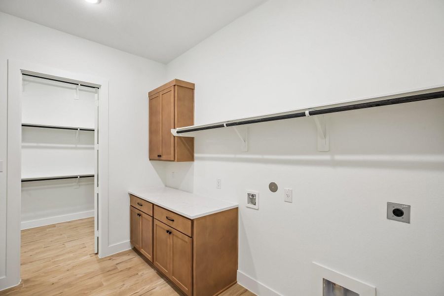 Furnished interior view inside a new home in , Mont Belvieu (Image 14).