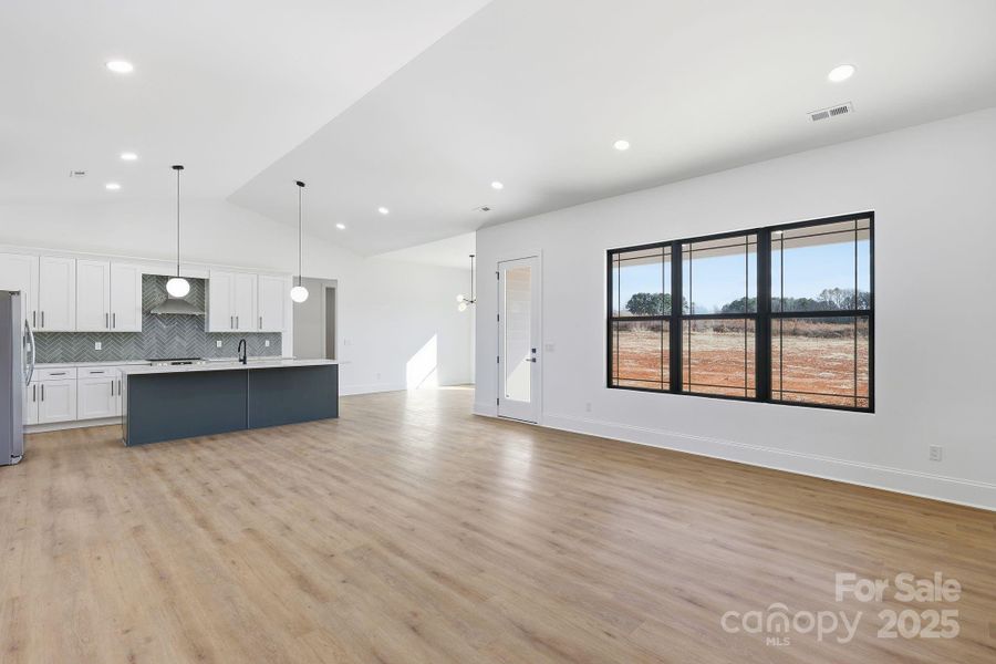 Living Room/Kitchen Living Room/Kitchen