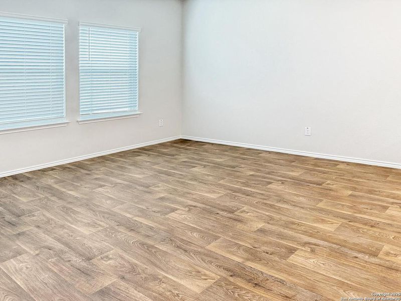 Spacious, unfurnished interior of a new home in Winding Creek, New Braunfels (Image 11).