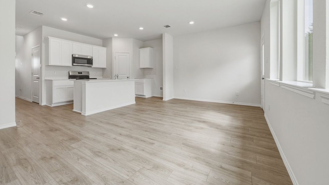 Spacious, unfurnished interior of a new home in Stonewood, Sulphur Springs (Image 6).