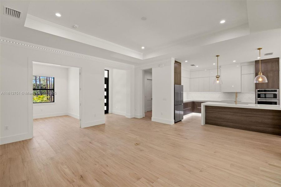 Spacious, unfurnished interior of a new home in , Naples (Image 18).