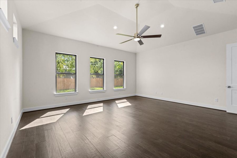 Spacious, unfurnished interior of a new home in , Houston (Image 31).