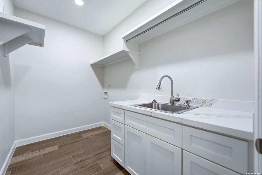 Close-up of interior finishes inside a home in , Floresville (Image 18).