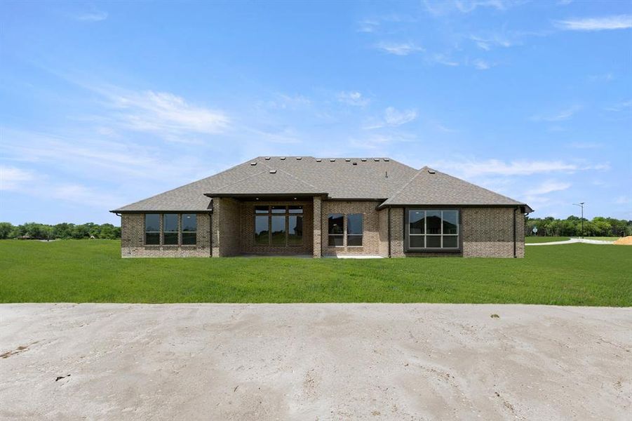 Exterior details and patio area of a home in Pecan Acres, Red Oak (Image 4).