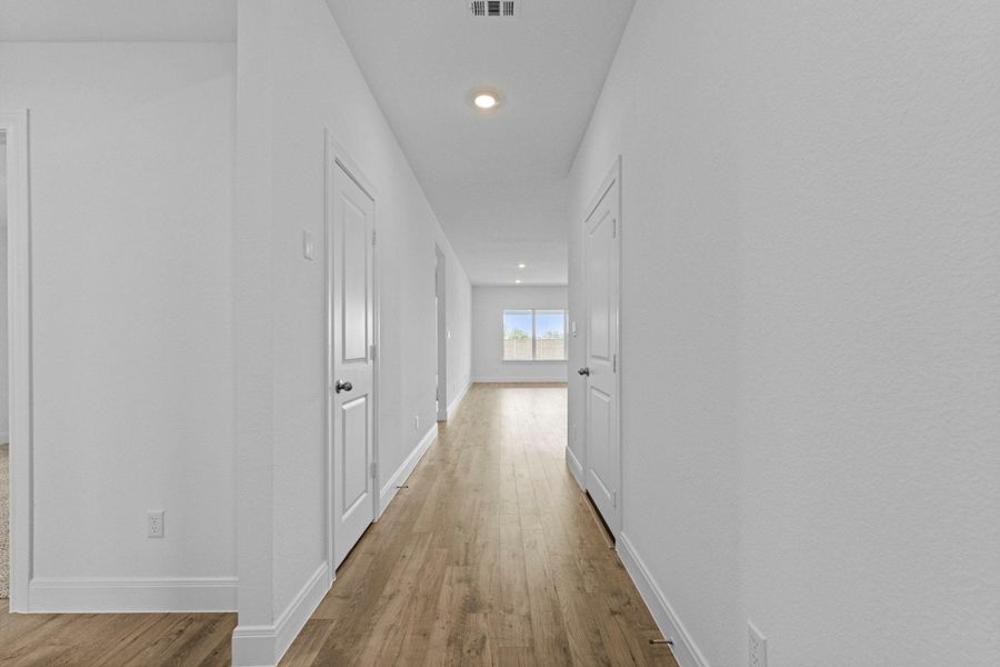 Spacious, unfurnished interior of a new home in Railhead, Cedar Creek (Image 37).