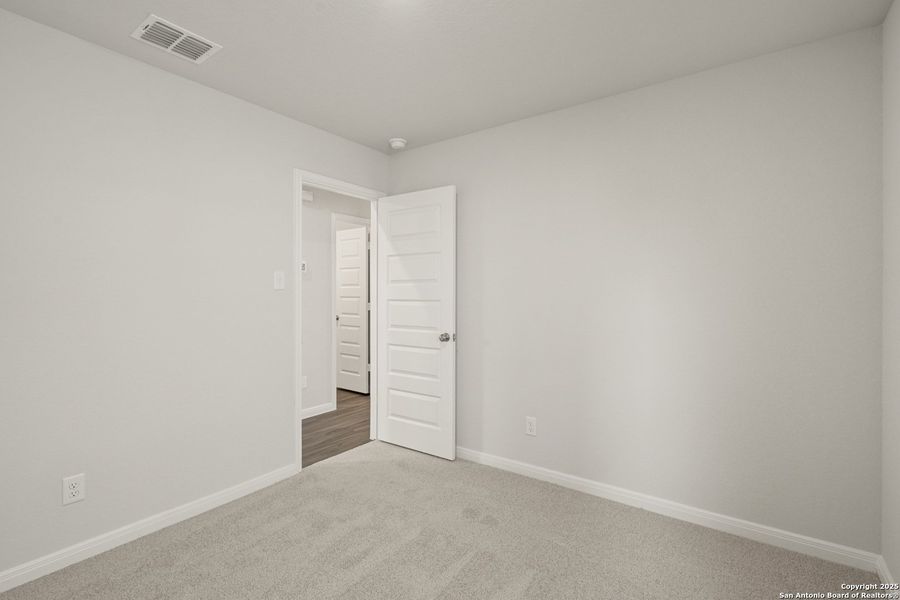 Spacious, unfurnished interior of a new home in Dauer Ranch, New Braunfels (Image 12). Spacious, unfurnished interior of a new home in Dauer Ranch, New Braunfels (Image 12).