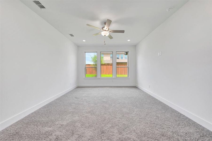 Spacious, unfurnished interior of a new home in Lily Creek at Sutton Fields, Aubrey (Image 17). Spacious, unfurnished interior of a new home in Lily Creek at Sutton Fields, Aubrey (Image 17).