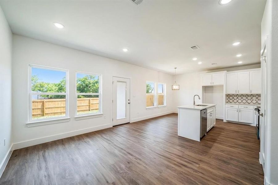 Spacious, unfurnished interior of a new home in , Granbury (Image 19).