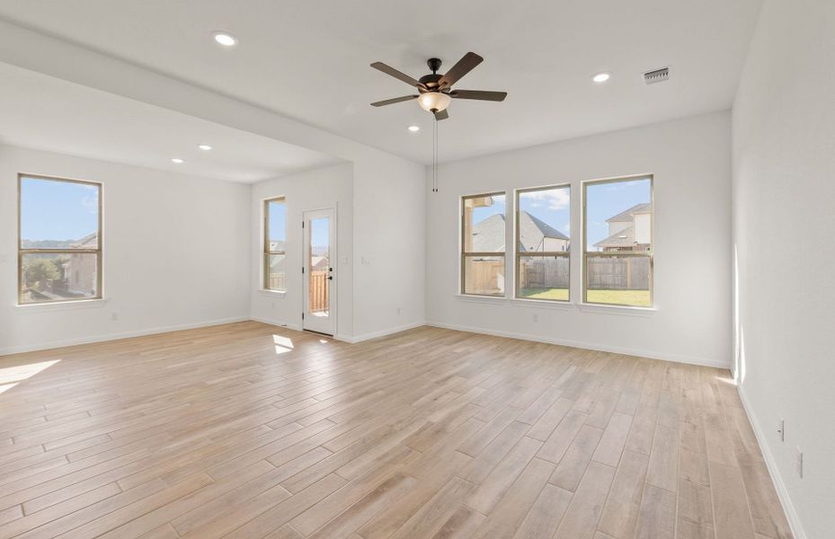 Spacious, unfurnished interior of a new home in Crescent Bluff, Georgetown (Image 15).