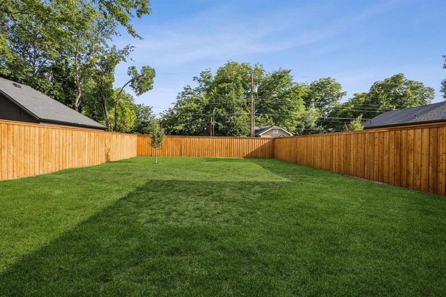 Exterior details and patio area of a home in , Dallas (Image 3).