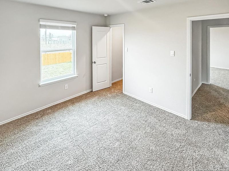 Spacious, unfurnished interior of a new home in Winding Creek, New Braunfels (Image 14).
