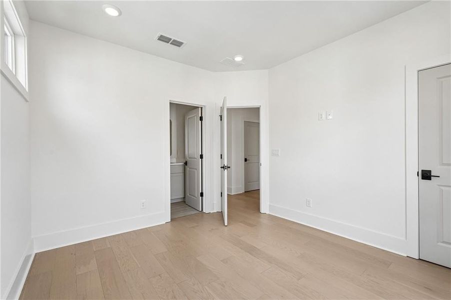 Spacious, unfurnished interior of a new home in Park Walke, Alpharetta (Image 22).