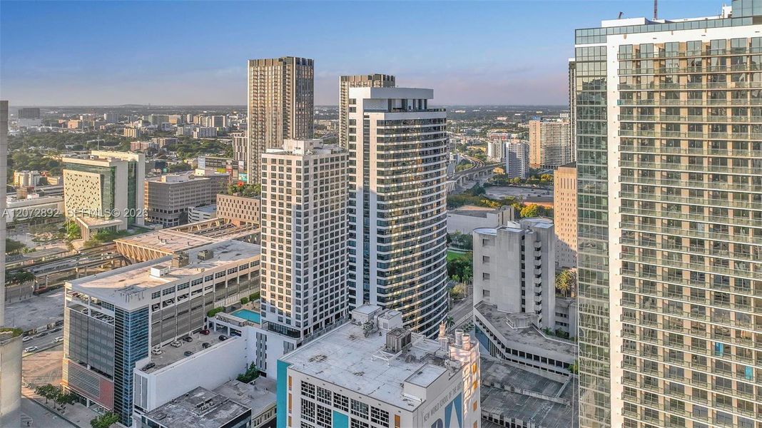 Condo located in Miami, FL showcasing its design and architecture (Image 33).