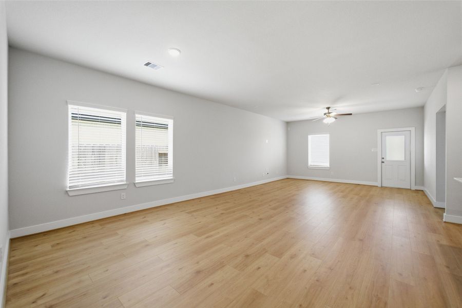 Spacious, unfurnished interior of a new home in Bay Creek, Baytown (Image 18).