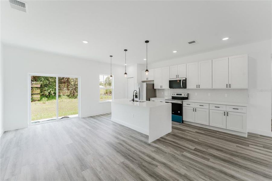 Spacious, unfurnished interior of a new home in , Ocala (Image 15).