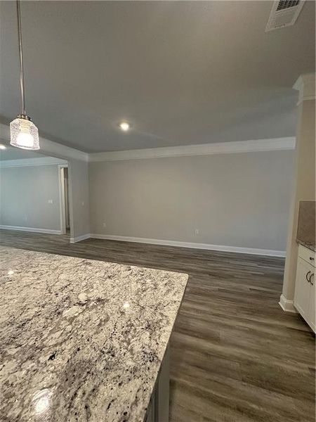 Spacious, unfurnished interior of a new home in Mirror Lake, Villa Rica (Image 23).