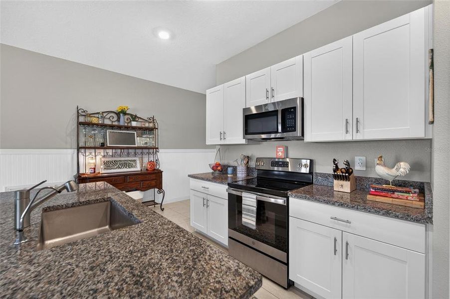 Furnished interior view inside a new home in , Bartow (Image 53).