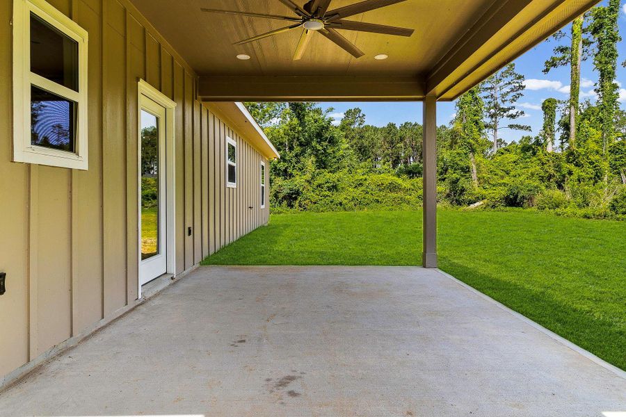 Exterior details and patio area of a home in , Onalaska (Image 4).