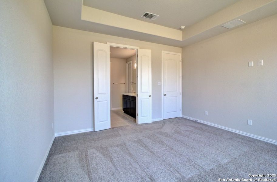 Spacious, unfurnished interior of a new home in Stream Waters, Seguin (Image 24).