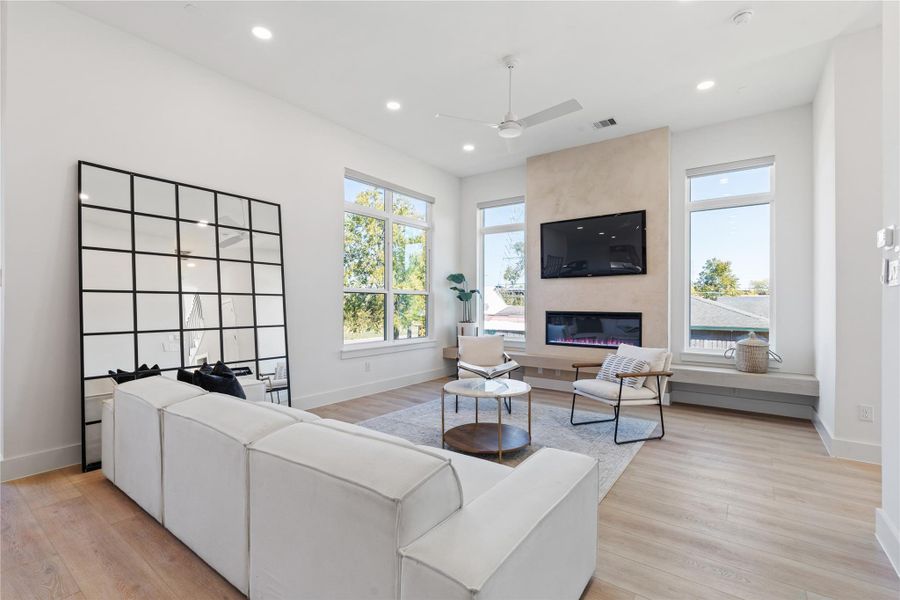 A refined main living space shaped by strong horizontal lines and an open sightline strategy, allowing light, scale, and structural elements to define the room rather than ornamentation.