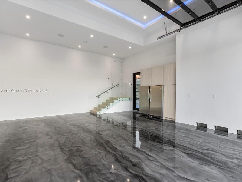 Spacious, unfurnished interior of a new home in , Fort Lauderdale (Image 25).