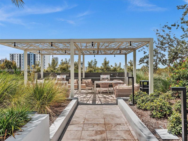 Community amenities in 72 Park, Miami (Image 43).