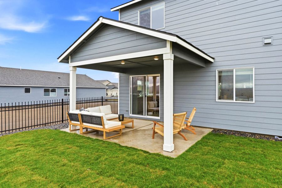 Exterior details and patio area of a home in Upland Meadows, Hermiston (Image 24).