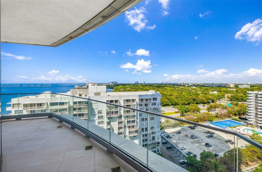 Condo located in Miami, FL showcasing its design and architecture (Image 4).