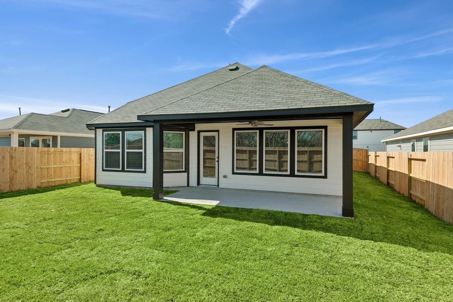 Exterior details and patio area of a home in Ambrose, La Marque (Image 3).