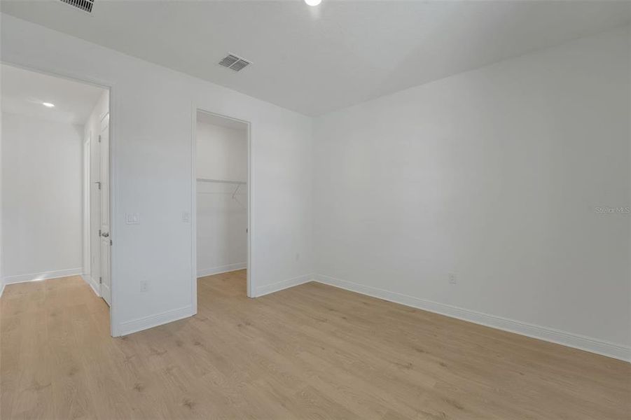 Spacious, unfurnished interior of a new home in Green Key Village, Lady Lake (Image 27).