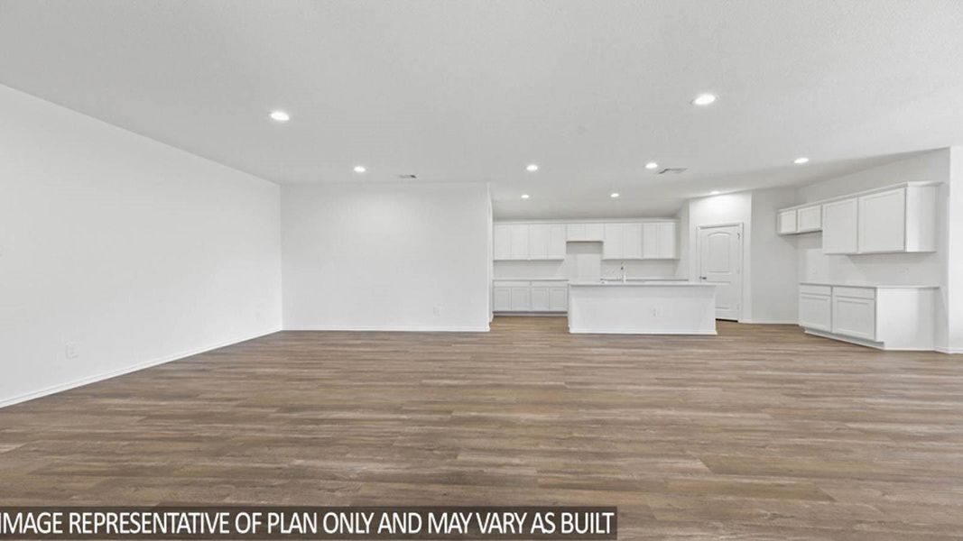 Spacious, unfurnished interior of a new home in East Williams Cove, Conroe (Image 10).