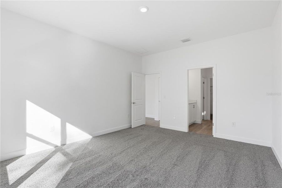 Spacious, unfurnished interior of a new home in , Sanford (Image 17).