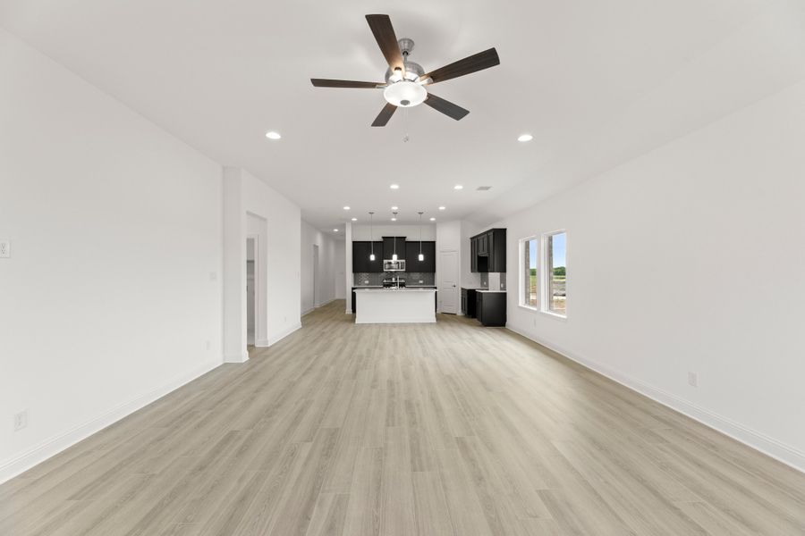 Spacious, unfurnished interior of a new home in Creekside, Royse City (Image 16).