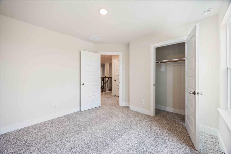 Spacious, unfurnished interior of a new home in Alicante, Houston (Image 18).