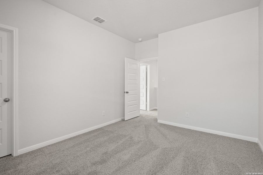 Spacious, unfurnished interior of a new home in Hunters Ranch, San Antonio (Image 16).