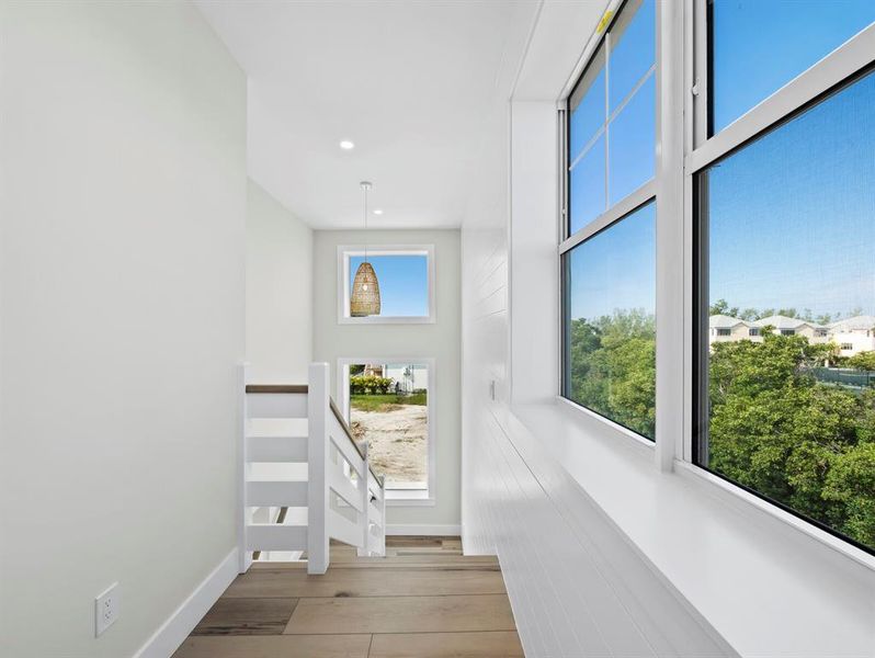 Spacious, unfurnished interior of a new home in , Longboat Key (Image 18).