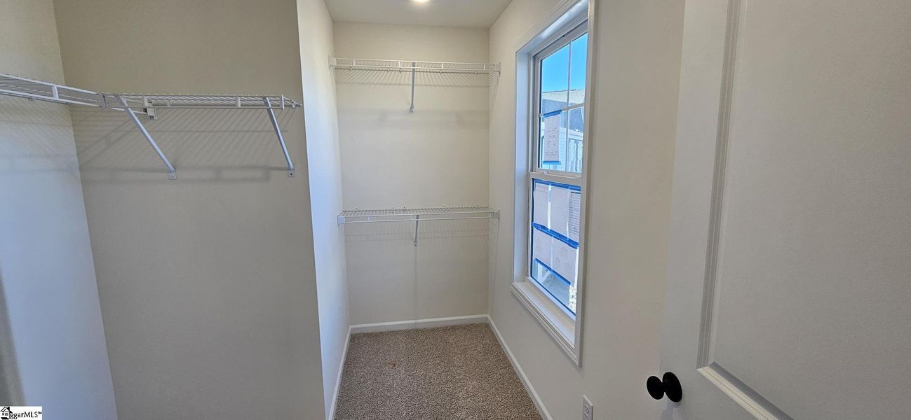 Spacious, unfurnished interior of a new home in Sedona, Greenville (Image 17).