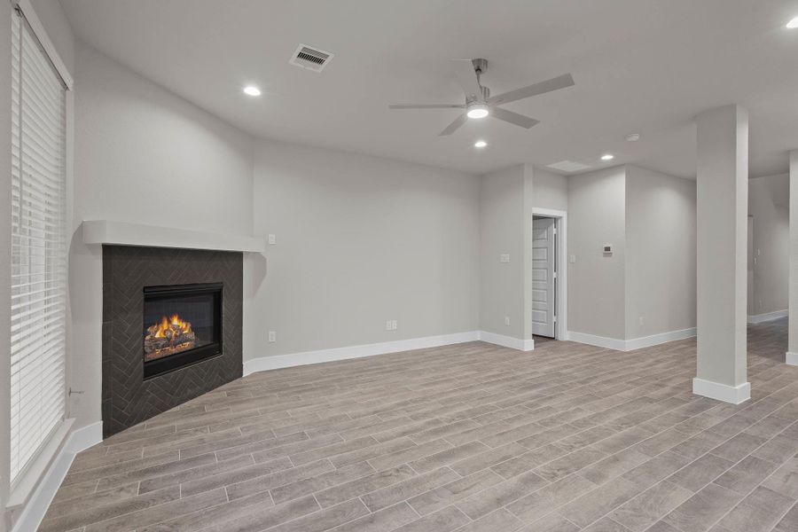 Spacious, unfurnished interior of a new home in Barton Creek Ranch, Conroe (Image 20).