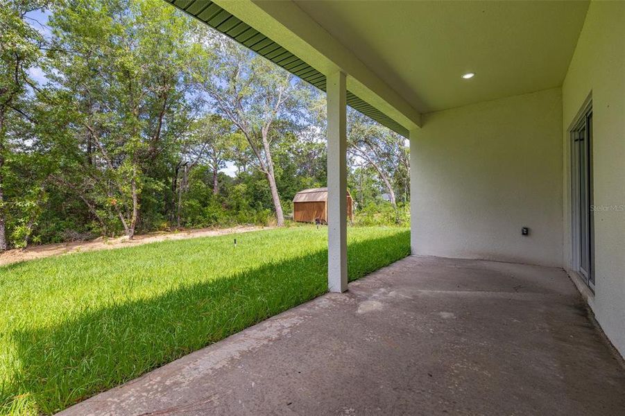 Exterior details and patio area of a home in , Dunnellon (Image 4).