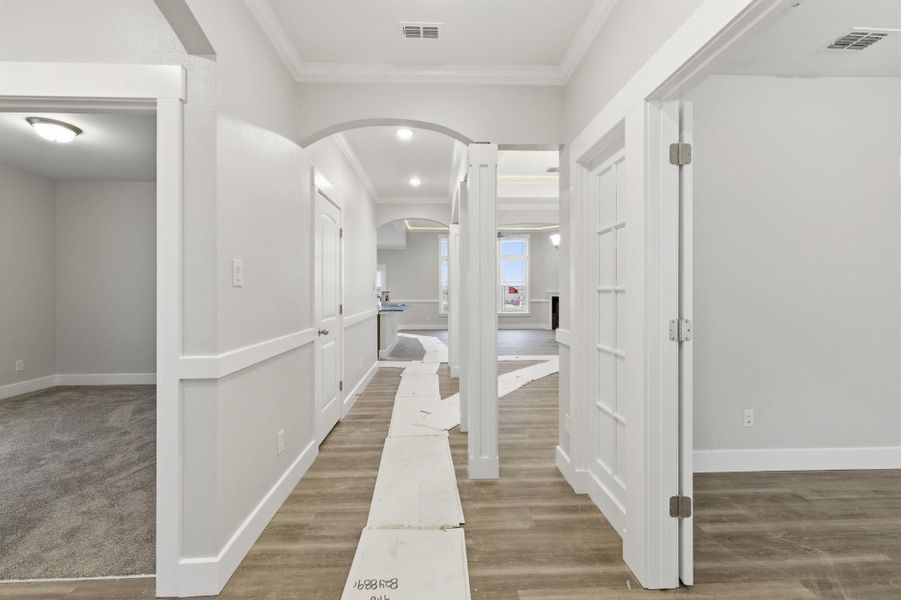 Spacious, unfurnished interior of a new home in Las Palomas Country Club Estates, La Vernia (Image 10).