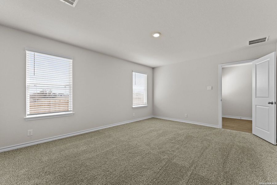 Spacious, unfurnished interior of a new home in Steele Creek, Cibolo (Image 27).