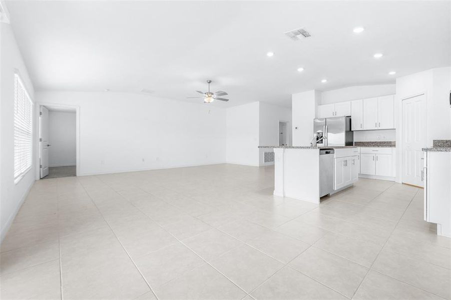 Spacious, unfurnished interior of a new home in Wind Meadows South, Bartow (Image 49). Spacious, unfurnished interior of a new home in Wind Meadows South, Bartow (Image 49).